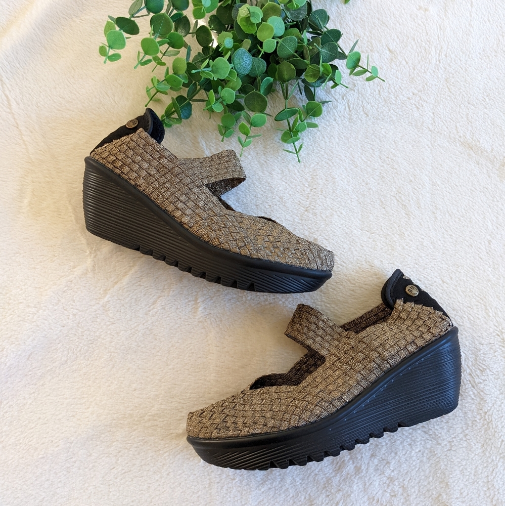 NWT Bernie Mev Mary Jane Wedges Size 8.5